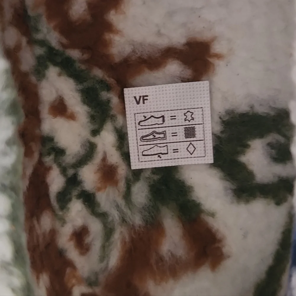 NWOT Unisex Vans Classic Slip-on Canvas Sneakers - Picture 7 of 12